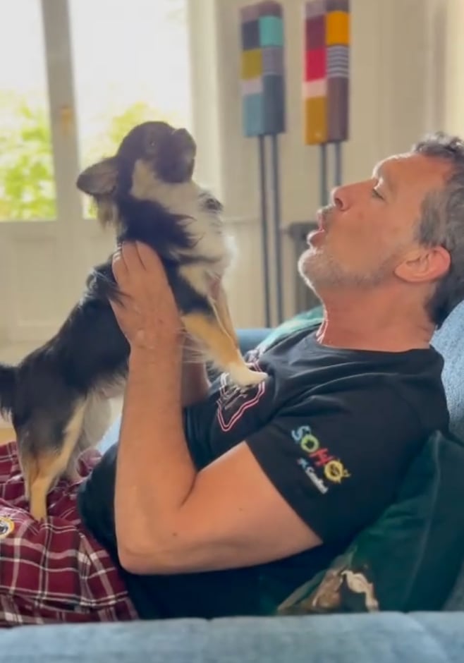 Antonio Banderas con su perrito Gypsy