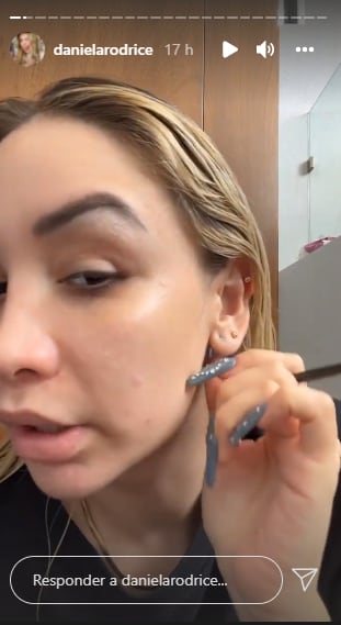 Arete le pinte la oreja verde a Daniela Rodrice.