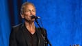 Acosadora ataca a Lindsey Buckingham, ex miembro de Fleetwood Mac