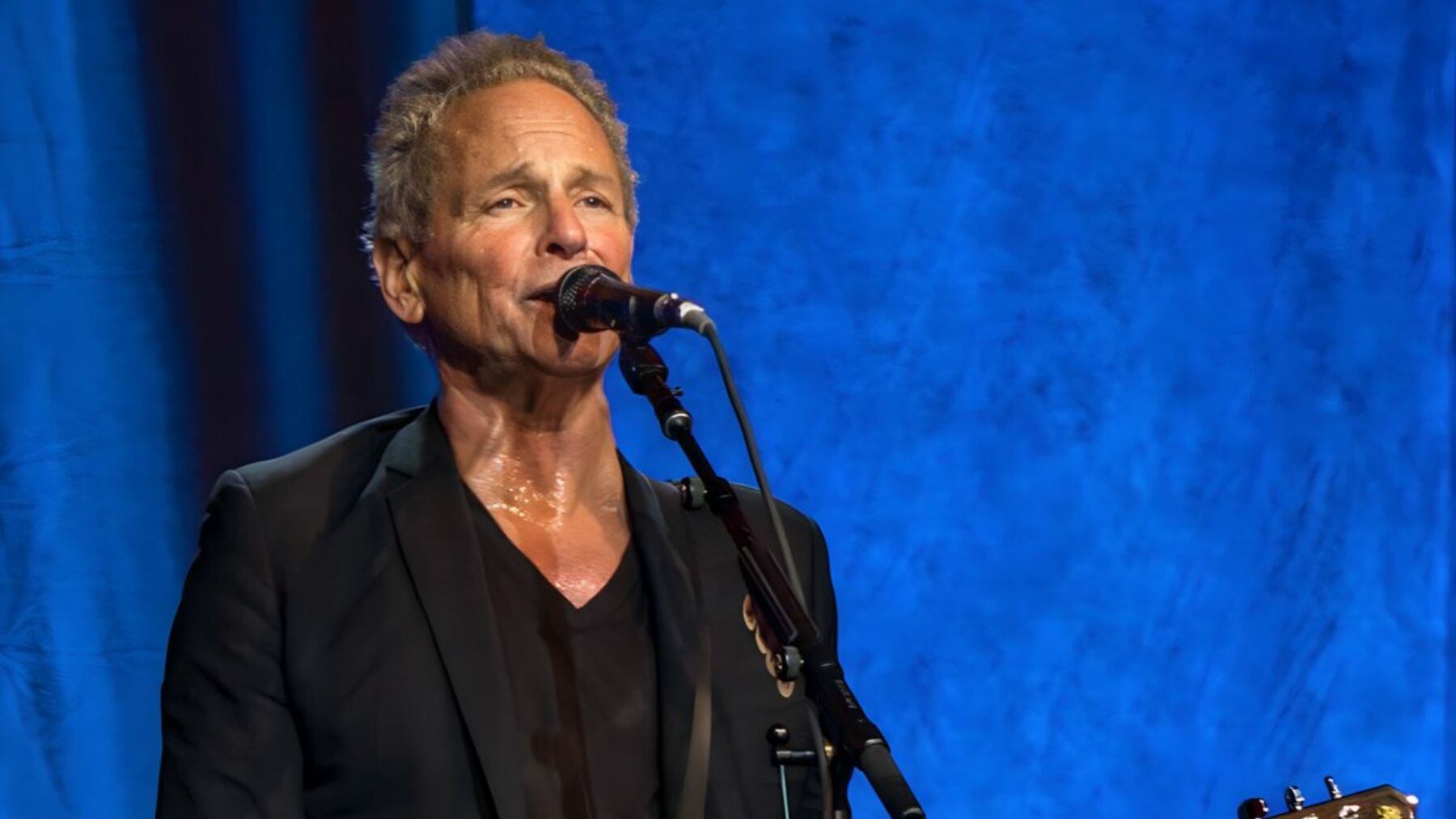 Acosadora ataca a Lindsey Buckingham, ex miembro de Fleetwood Mac