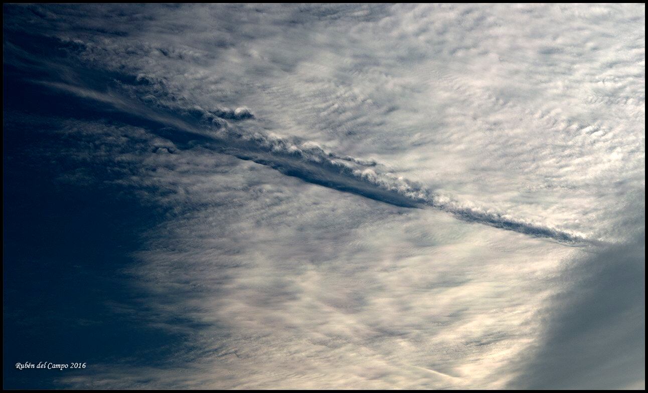 Cavum lineal que forma un hoyo en el cielo en forma de estela