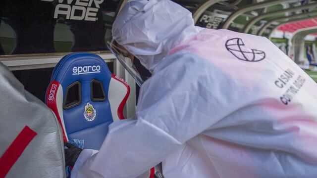 Sanitizan bancas del Estadio Akron