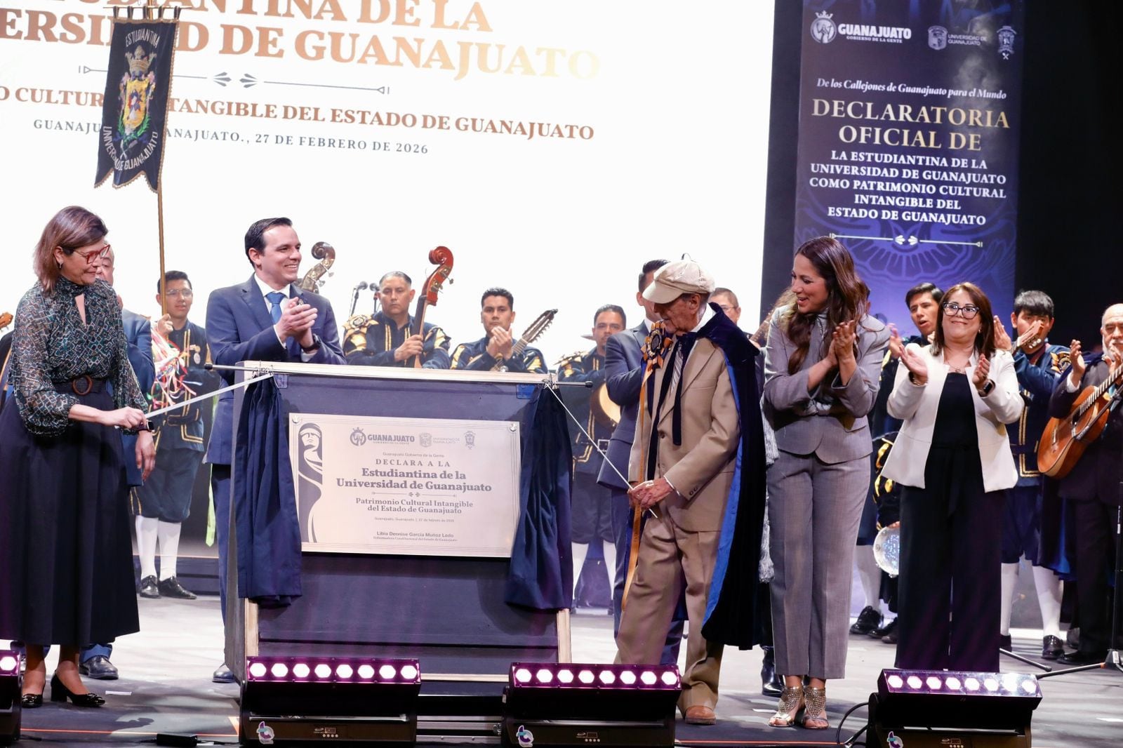 Estudiantina de la UG es ya Patrimonio Cultural Intangible: Libia Dennise firma decreto.