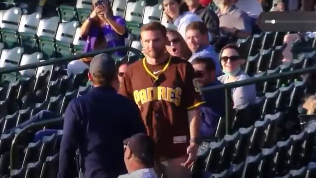 Aficionado noquea a hombre