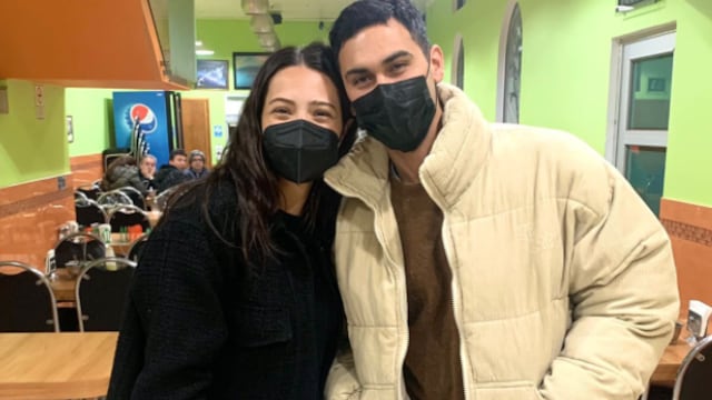 Alejandro Speitzer con fan en una taquería