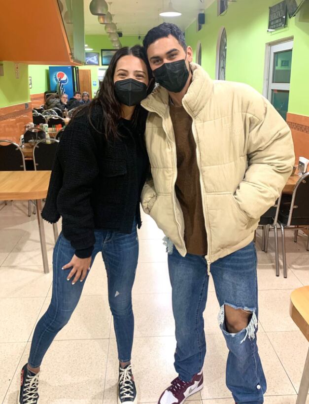 Alejandro Speitzer con fan en una taquería