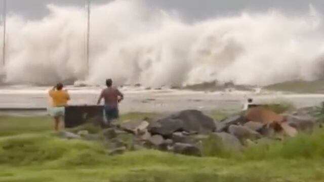 Intensidad de oleaje de Huracán Lidia hunde lanchas