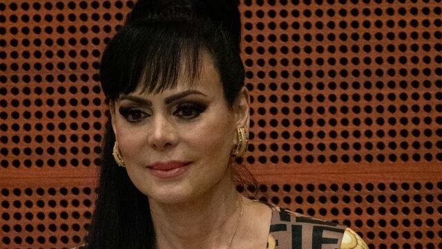 La actriz Maribel Guardia sentada.