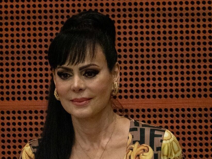 La actriz Maribel Guardia sentada.