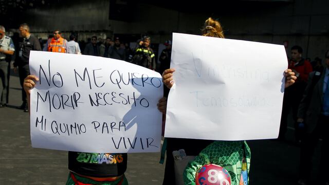 Manifestación en el AICM para exigir medicinas contra el cáncer