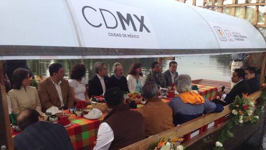 Con envases de PET y bolsas del súper inauguran trajinera verde