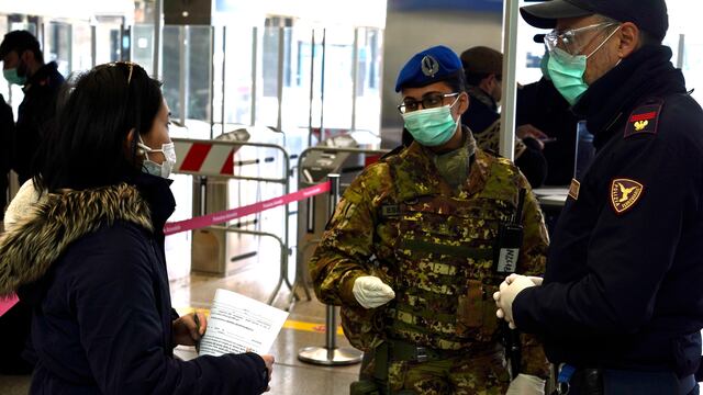 Miembros del ejército italiano ayudan en labores de contención del coronavirus Covid-19.