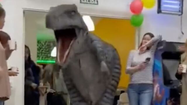 Botarga de dinosaurio en fiesta infantil