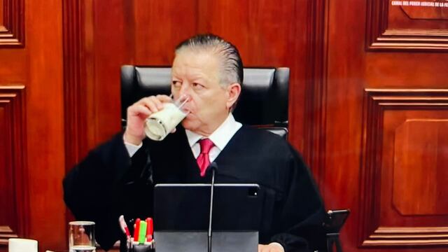 Arturo Zaldívar tomando licuado de proteína