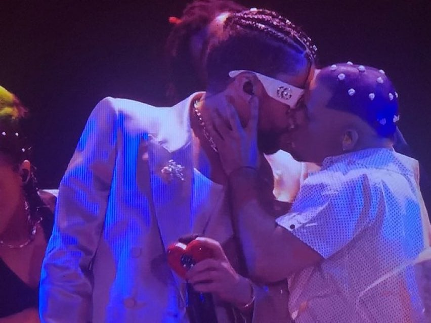 Bad Bunny se besa con mujer y hombre para celebrar que ganó MTV Award 2022