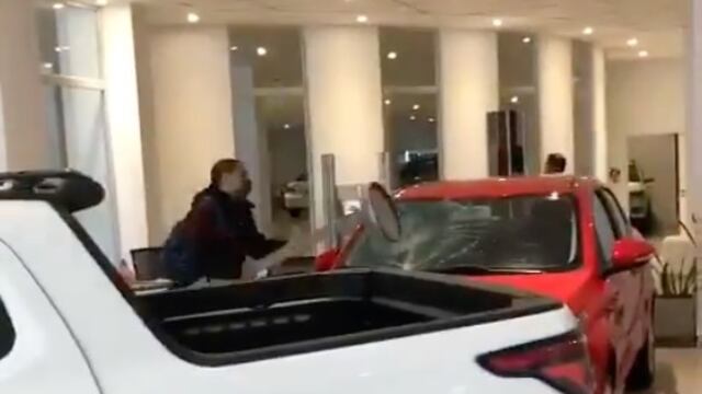 Estalla y destroza automóvil