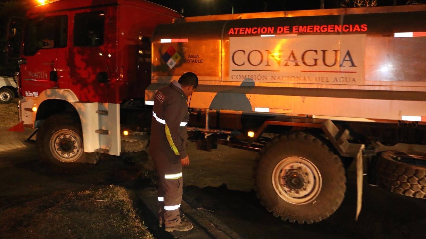 Pipa de Conagua. Operativo por corte de agua.