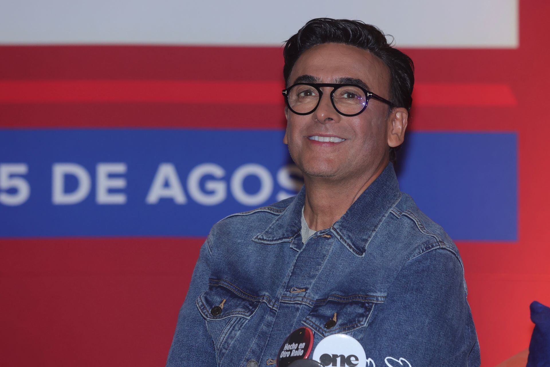 Adal Ramones, conductor.