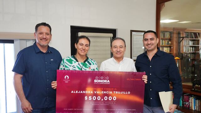 Alfonso Durazo entrega estímulo económico a Alejandra Valencia