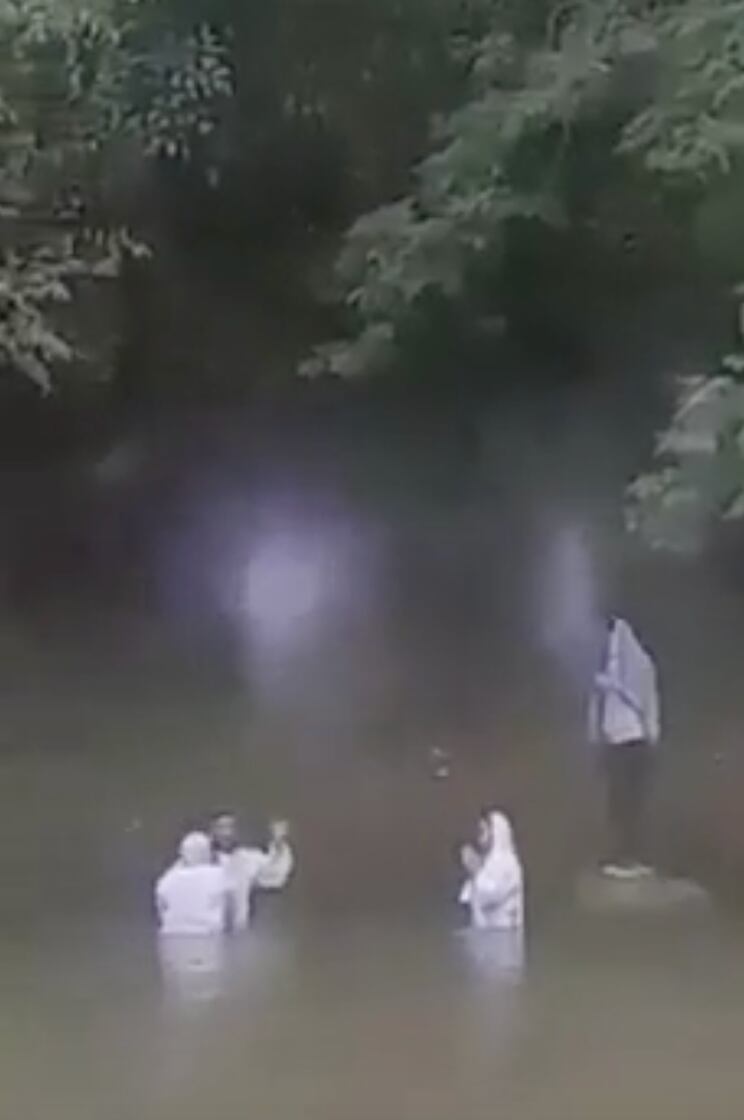Supuestos ángeles en el río