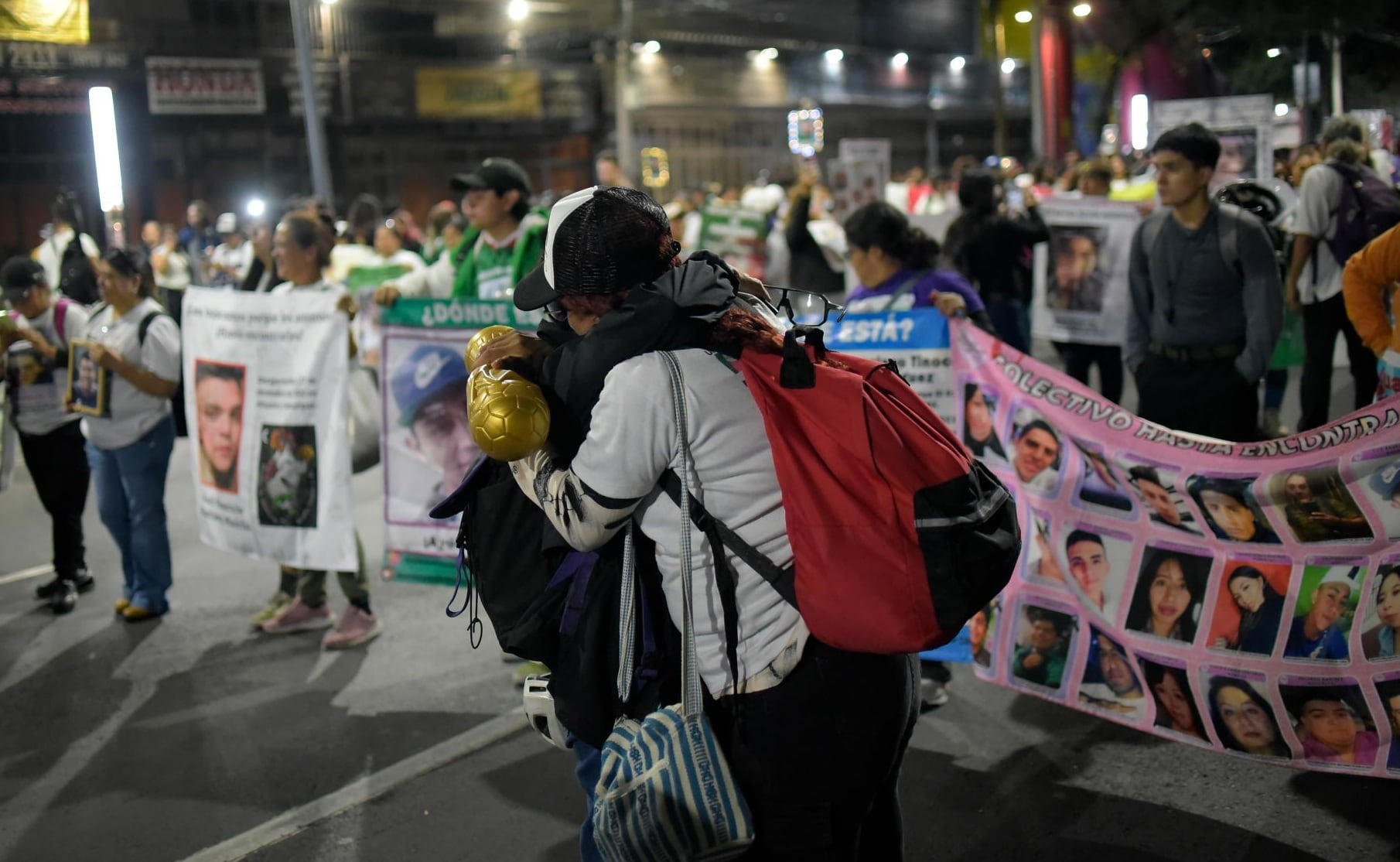 Madres buscadoras avanzan al Estadio Banorte en protesta por desaparecidos