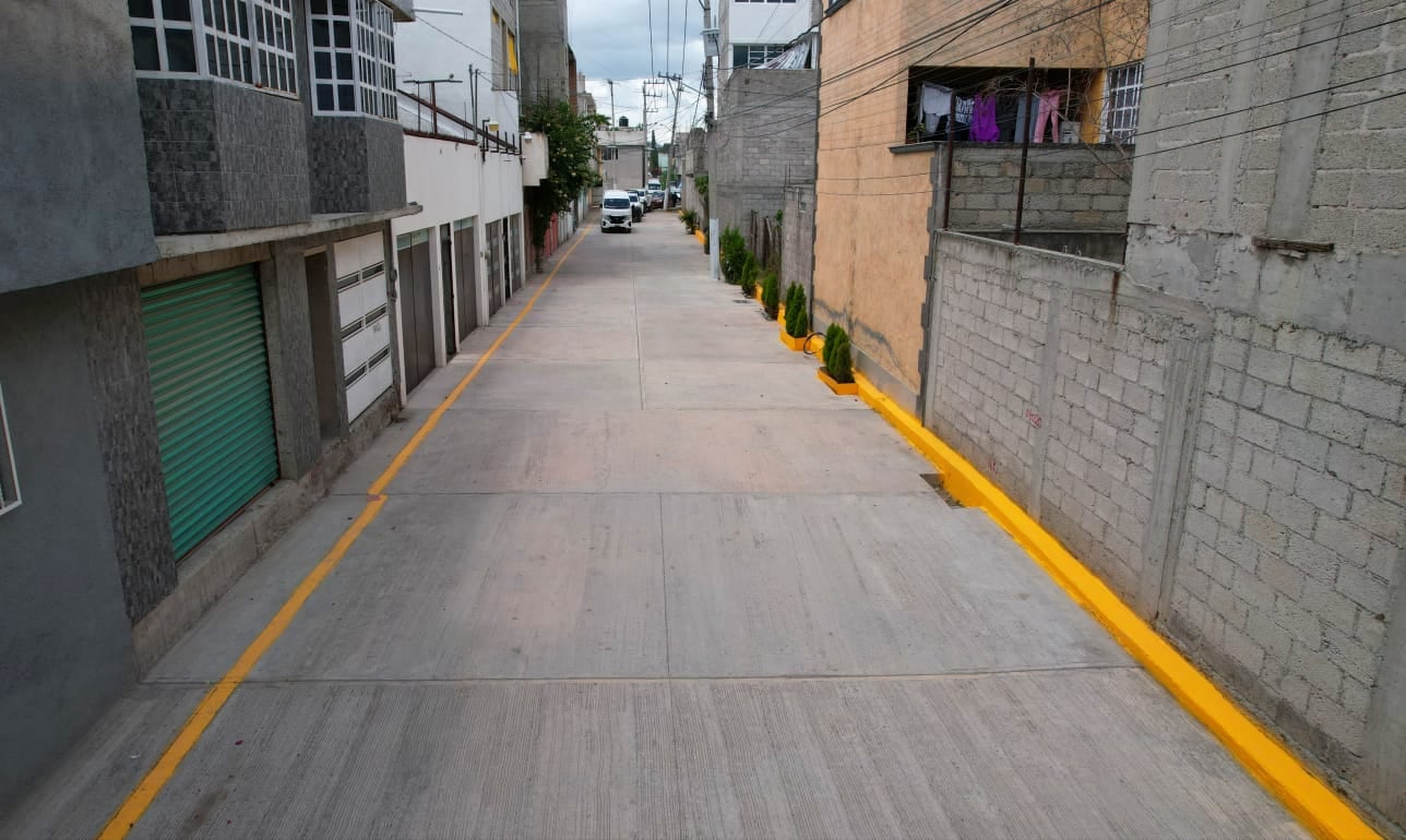 Azucena Cisneros lleva agua potable y pavimentación a Santa María Tulpetlac.
