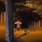 ¿Qué es? Una extraña mujer baila en la oscuridad, pero oculta un aterrador significado (VIDEO)