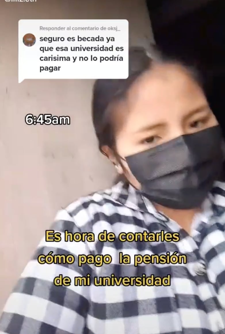 Universitaria ayuda a su madre a vender tamales