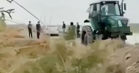coche atascado en la arena y sus 6 rescatistas