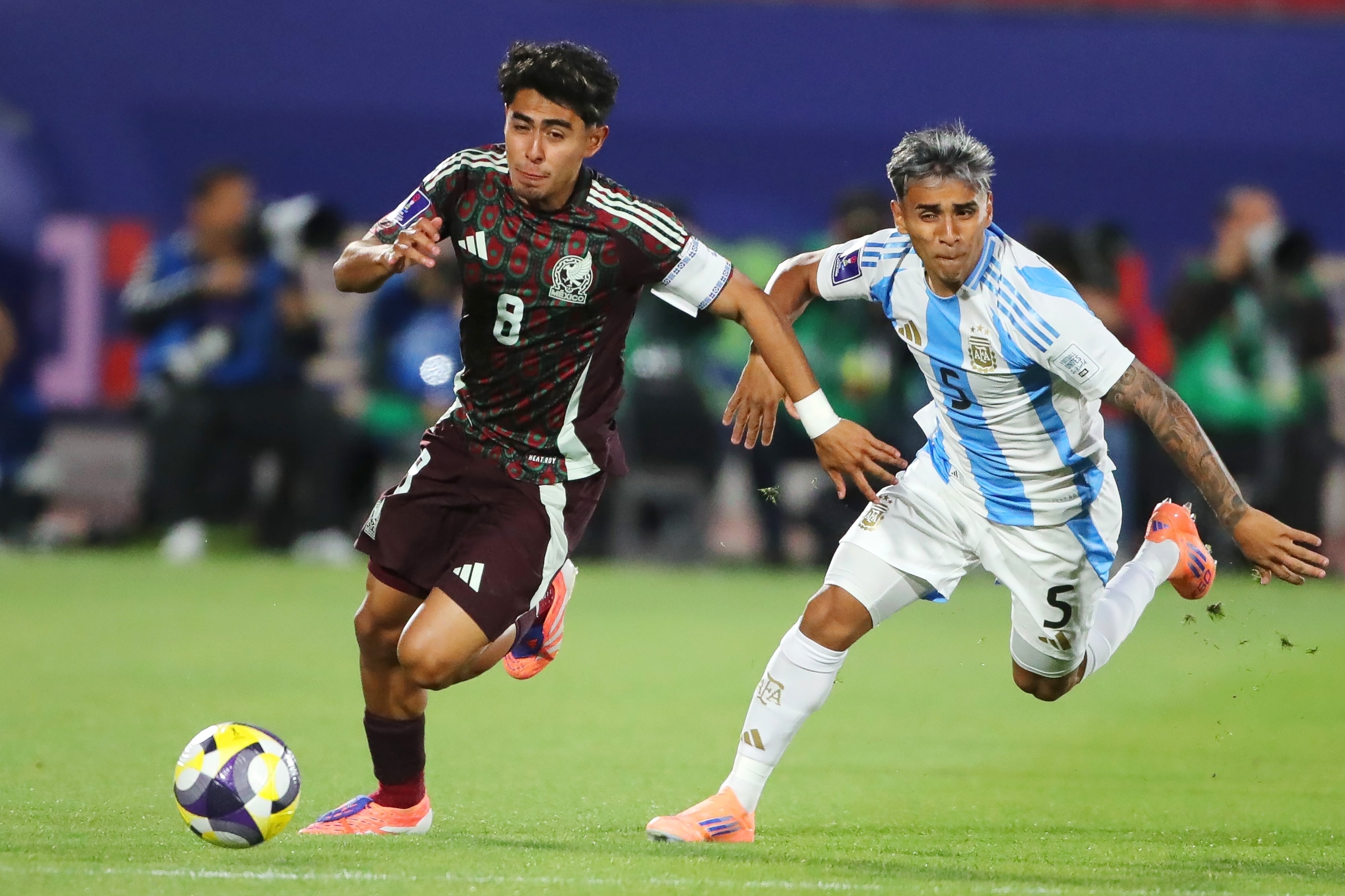 Elias Montiel y Milton Delgado en el México vs Argentina.