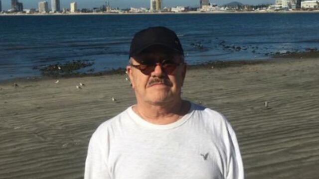 Pedro Sola muestra una foto de Mazatlán tras la detención de Ovidio Guzmán