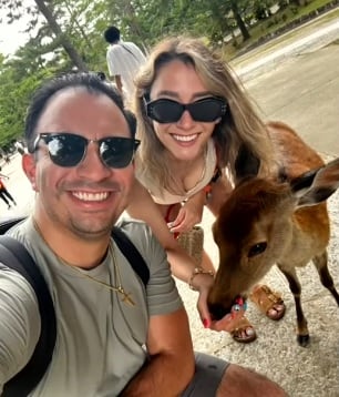 Jonathan Sotelo, el Estafador de Bumble México, con su exconcubina Fernanda.