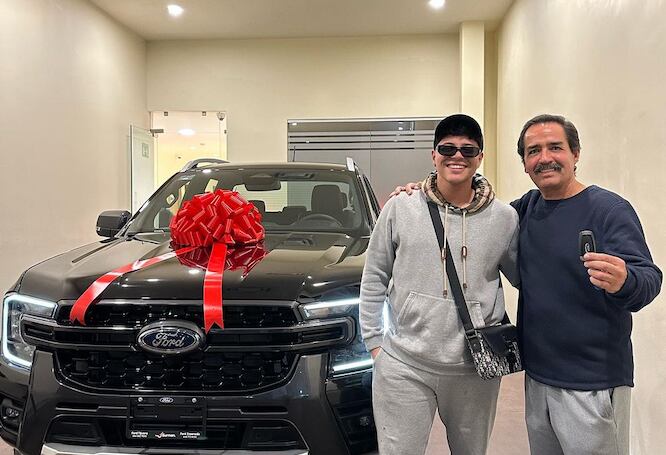 Eduin Caz le regala una camioneta a su padrastro