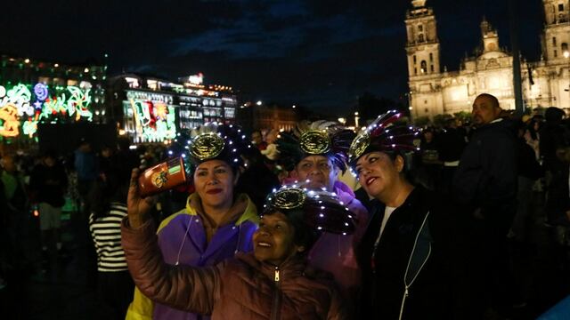 Un grupo de mujeres se toman una selfie frente a la Catedral Metropolitana durante su espera en el festejo del Grito de Independencia por el 215 Aniversario