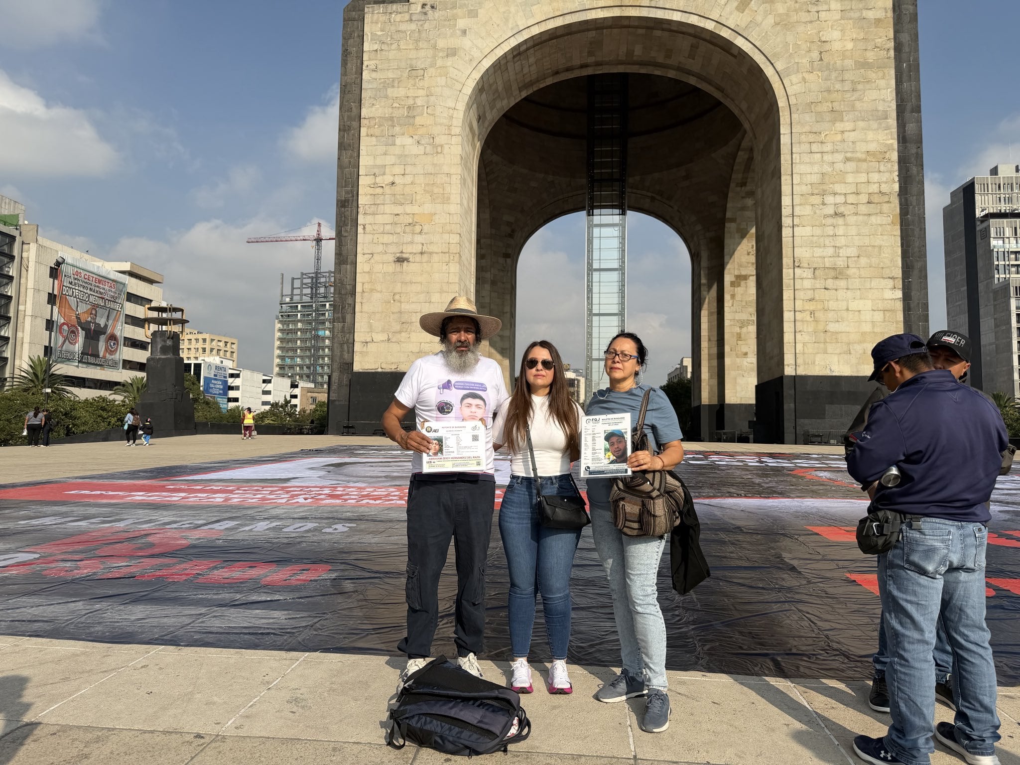 Carlos Emilio: Brenda Valenzuela protesta en el Monumento a la Revolución