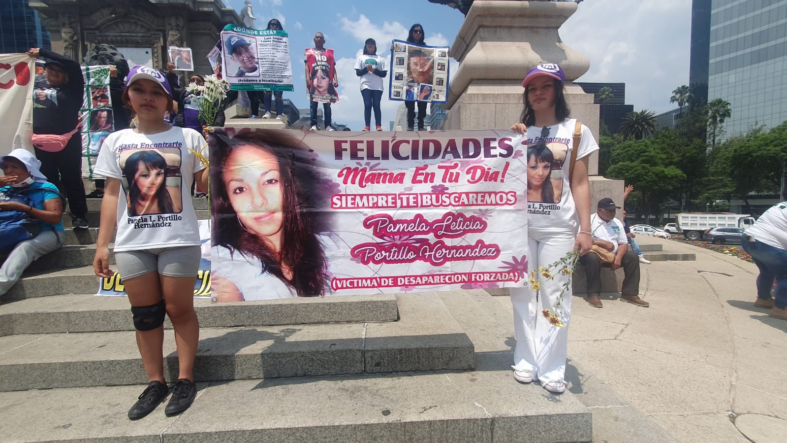 Hijas de Pamela Leticia Portillo Hernández en la marcha del Día de las Madres