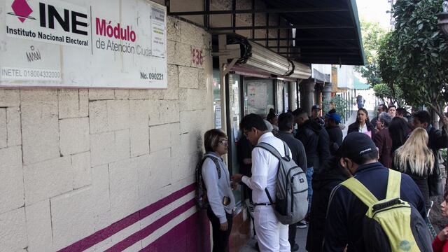 Las filas en módulos del INE durante la elección de 2018.
