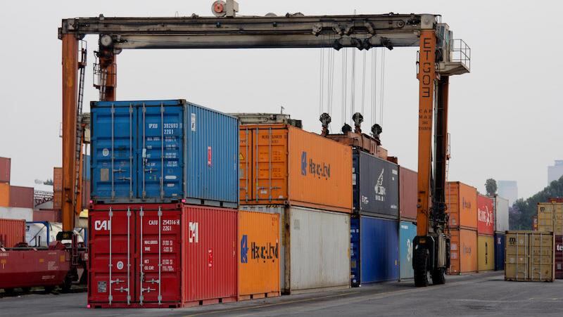 Contenedores en la estación de carga de Pantaco, en CDMX.