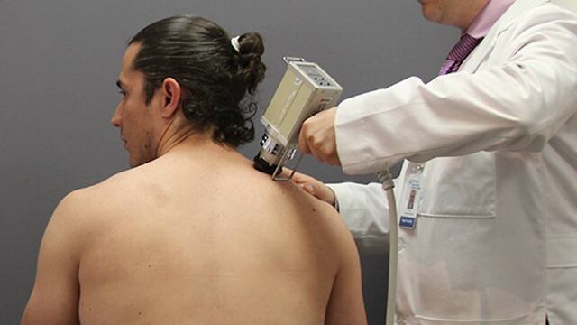 Estudiantes del IPN crearon un sistema que analiza y procesa fotografías tomadas por un dermatoscopio.