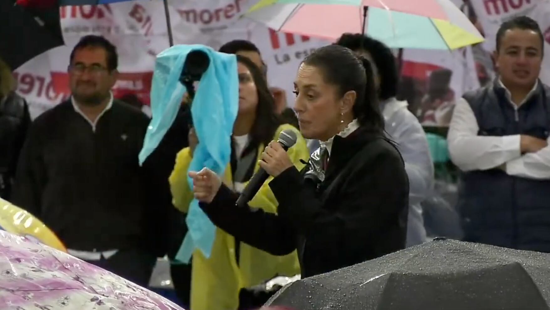 Claudia Sheinbaum bajo la lluvia