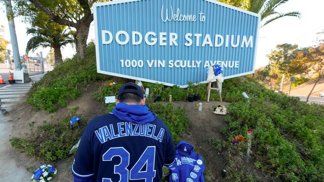 Aficionados a las afueras del Dodger Stadium.