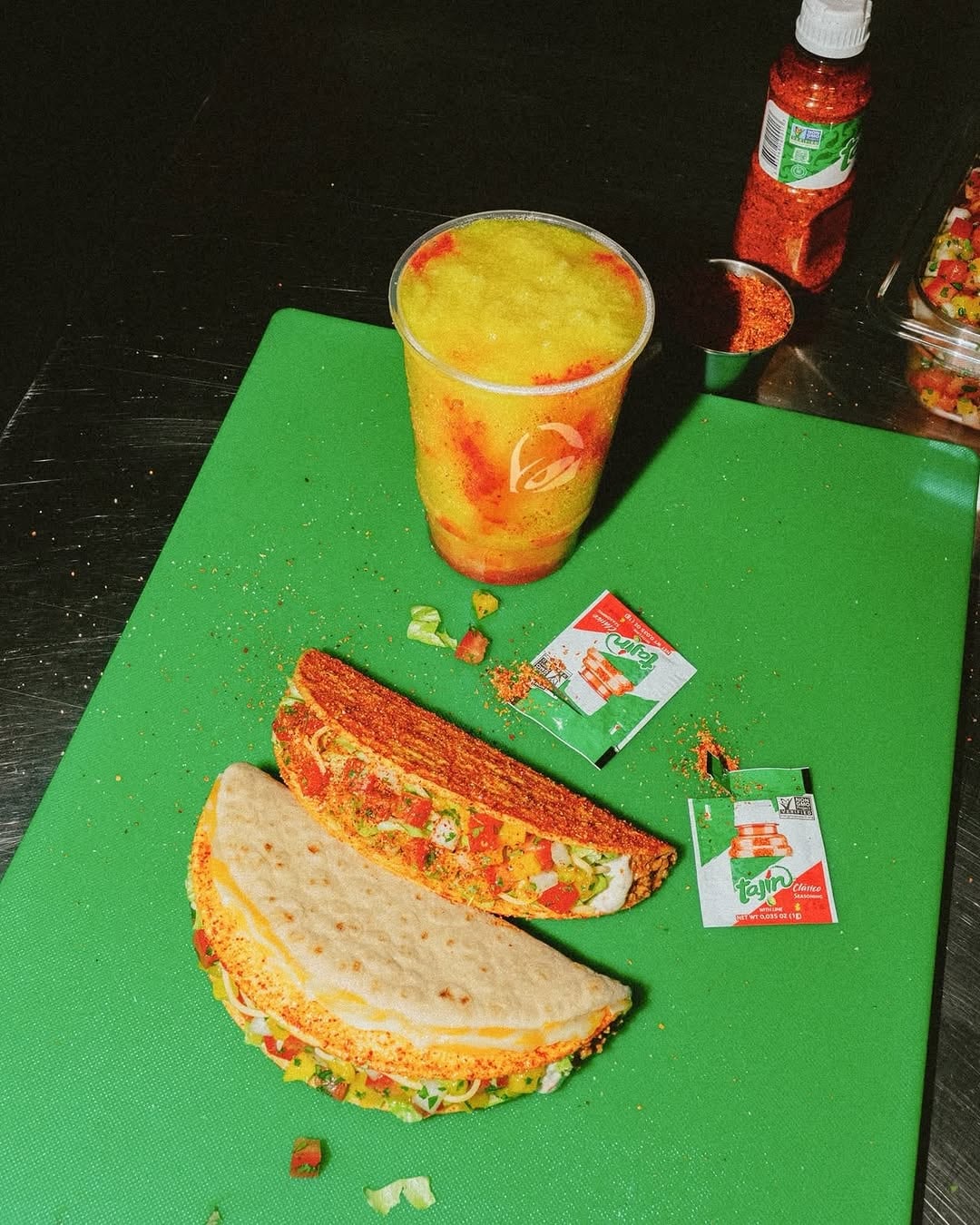 Colaboración de Peso Pluma con Taco Bell y Tajín