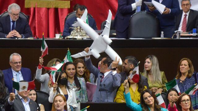 Mario Gerardo Riestra, diputado del PAN, en su intervención mostró un avión a escala del avión presidencial