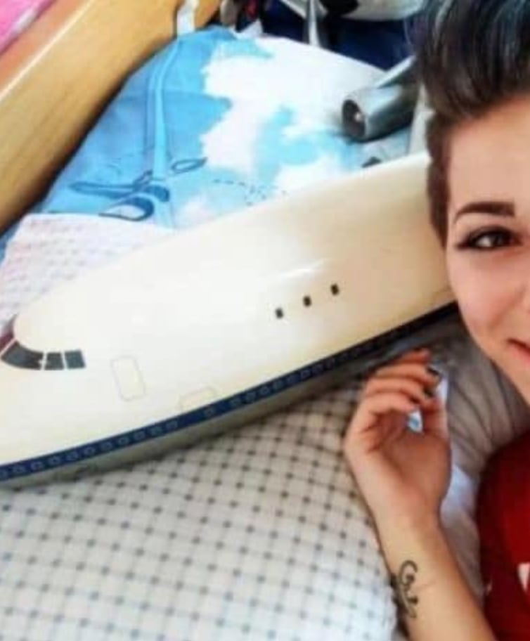 Sandra con un avión a escala