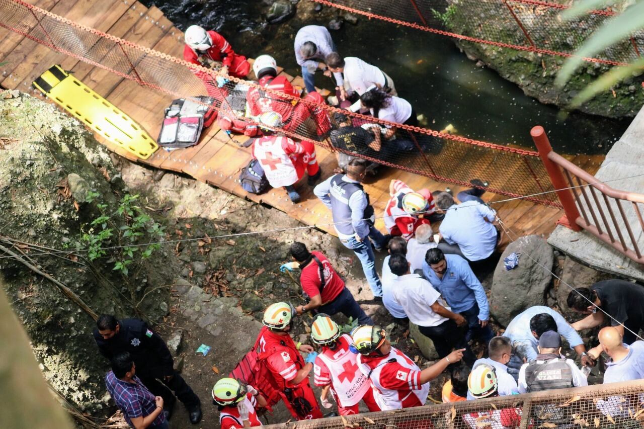 Puente colgante de Parque Porfirio Díaz en Cuernavaca cayó por exceso de peso, afirma Protección Civil.