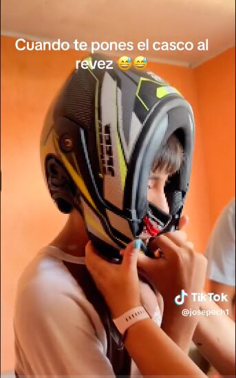 Joven se puso el casco de moto al revés y toda su familia no sabe como quitarselo.