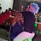 VIDEO: El payaso Traztraz Trakatelas es amenazado con cuchillo por hacer broma de striptease a mujer