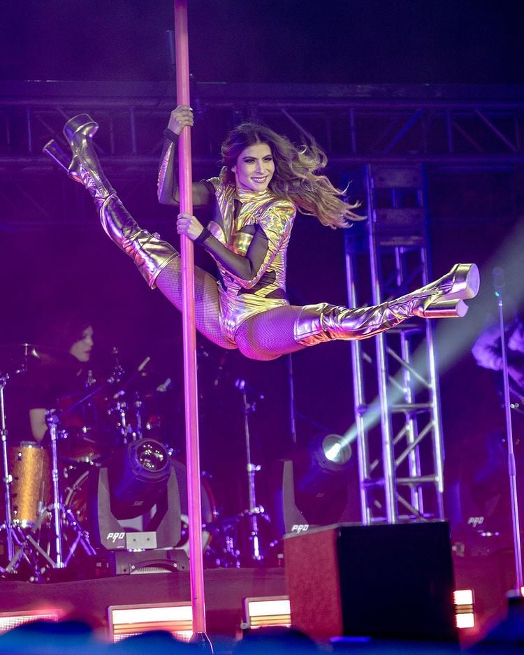 María León en los 2000's Pop Tour.