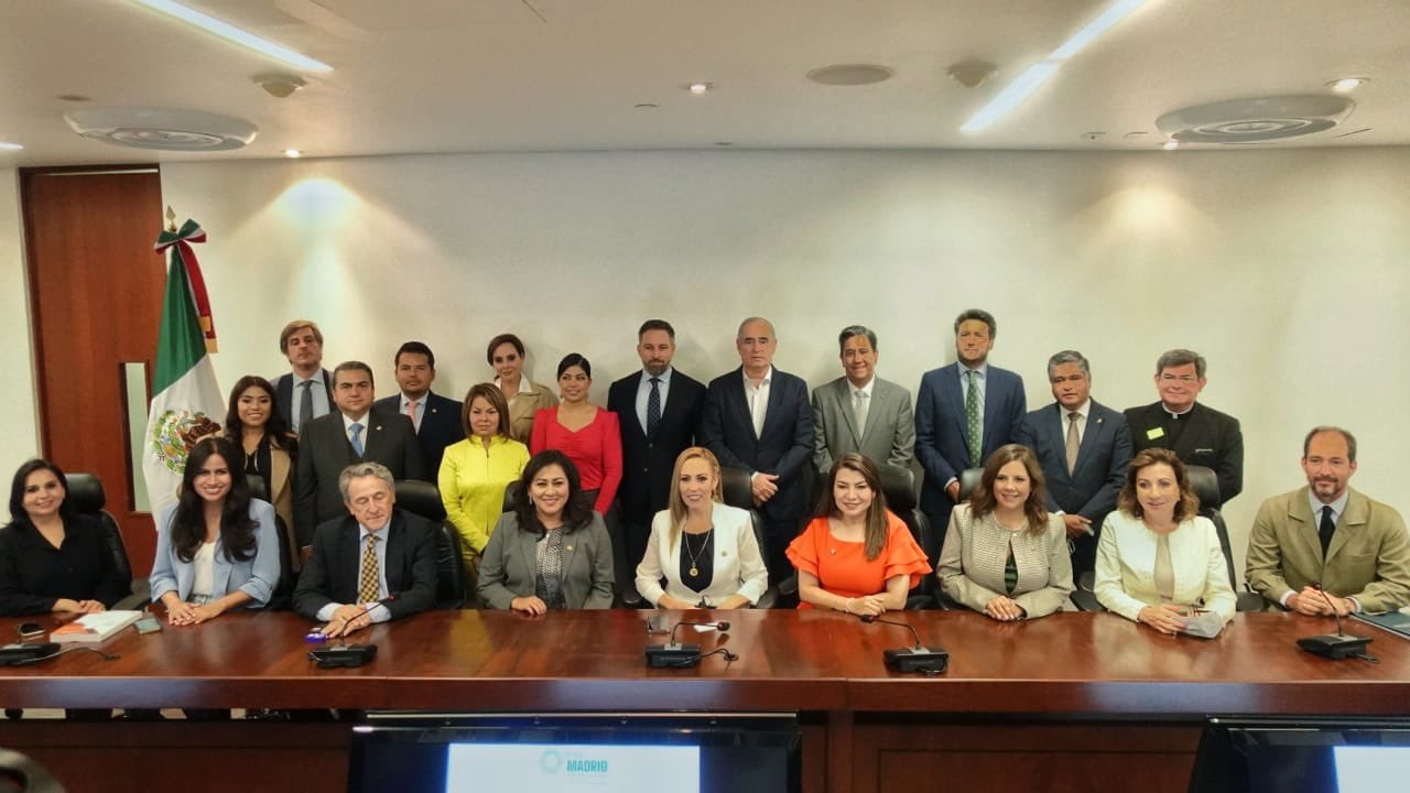 Senadores del PAN y Santiago Abascal