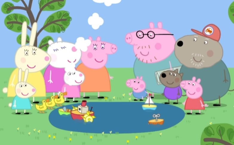Papá Cerdito hace barcos de papel para Peppa Pig y sus amigos